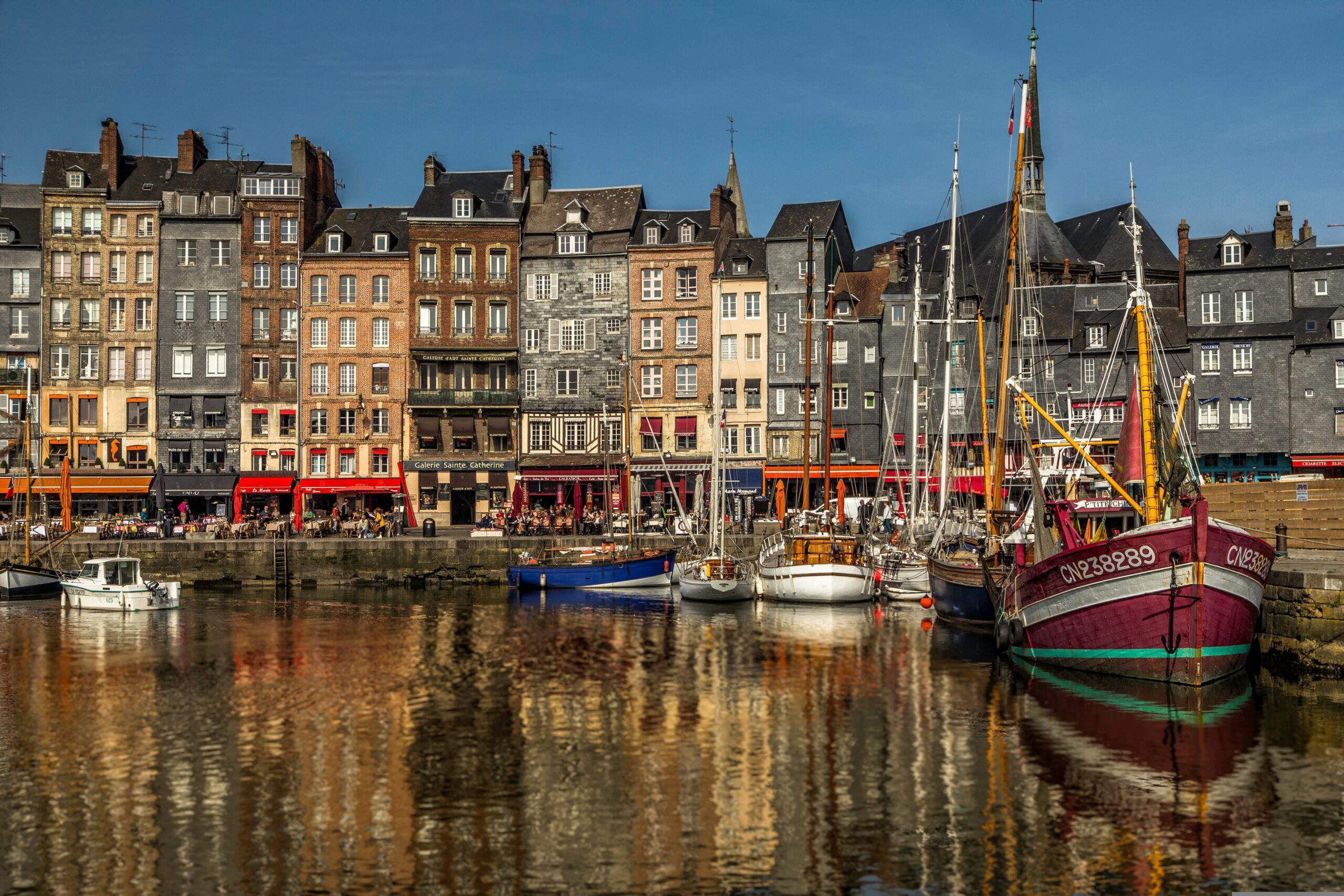 Honfleur, l'un des plus beaux villages de Normandie près de Villa Port Winston, un monument historique.