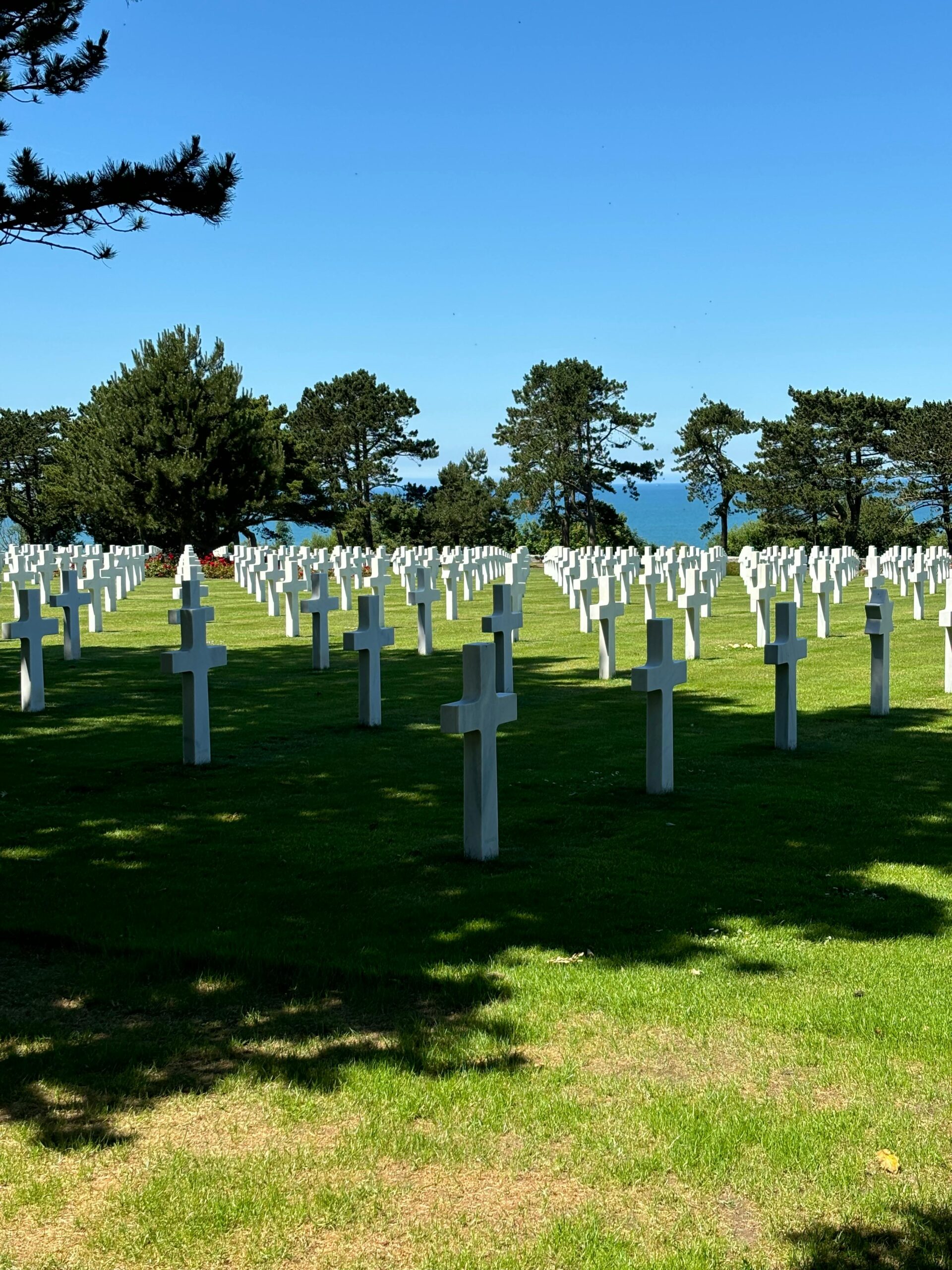 Cimetière américain, un des monuments historiques du D-Day près de Villa Port Winston, symbolisant le sacrifice des soldats alliés.