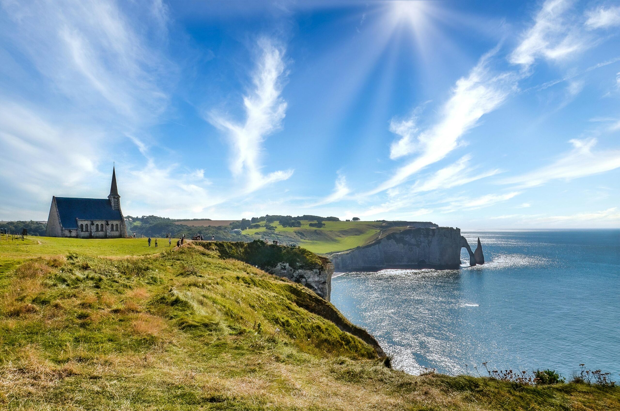 Vue imprenable sur les falaises en Normandie, proche de la Villa Port Winston et les Meilleures Activités à découvrir.